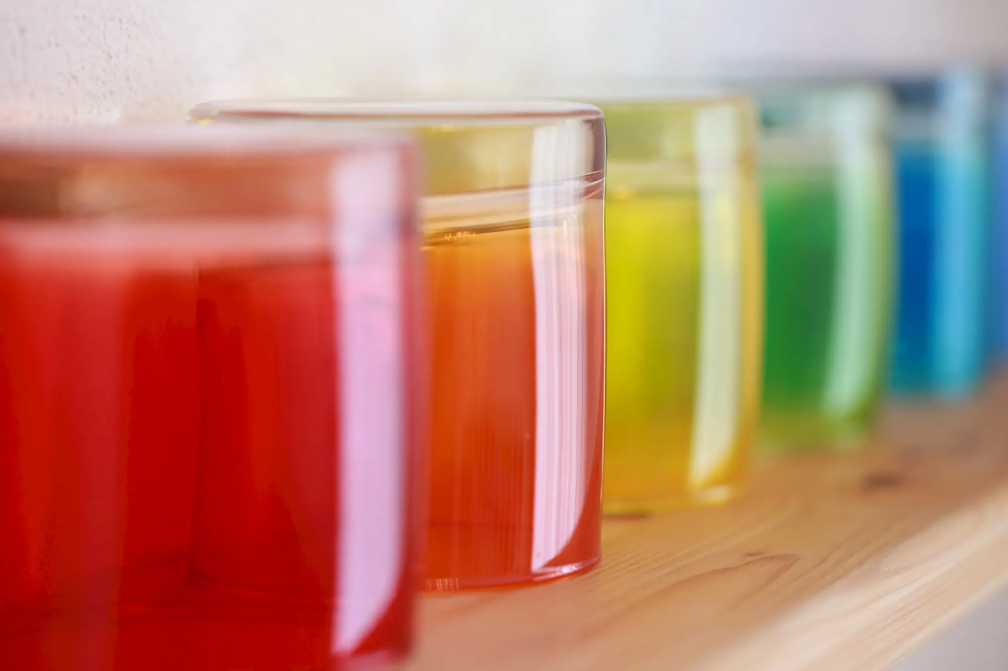 Bunte Farbgläser und Lichtreflexe
